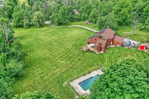 The Hilltop • Fenced 8-Acre Dog-Friendly Retreat