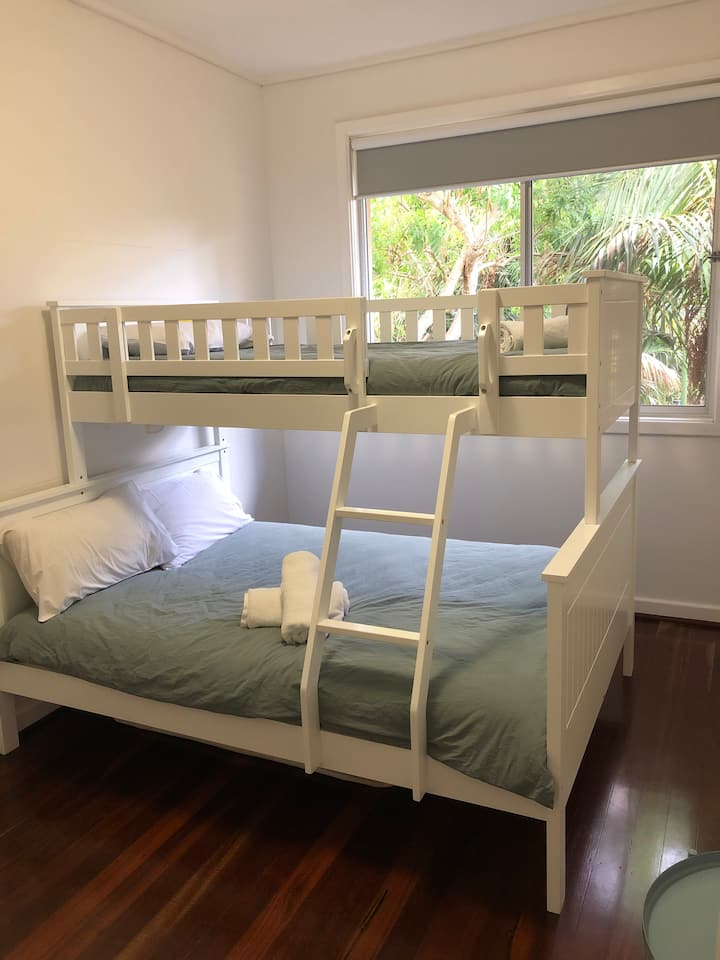 Spavaća soba 4 kreveta na kat s bračnim krevetom