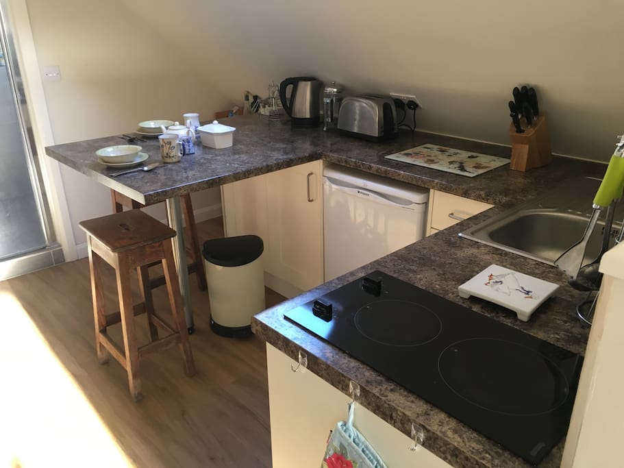Kitchen area, with breakfast bar.