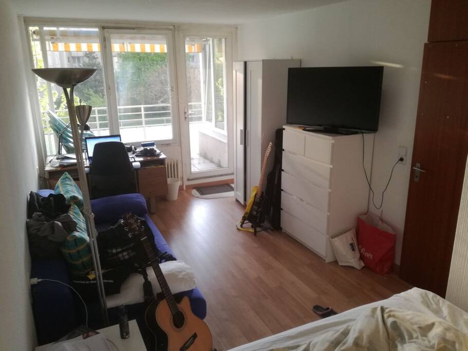 Die Gitarren und die Papiertüten sind bei der Nutzung natürlich nicht mehr da! :)