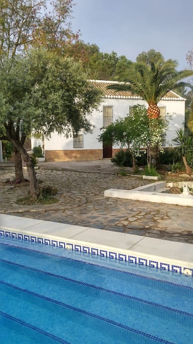 La casa desde la piscina.