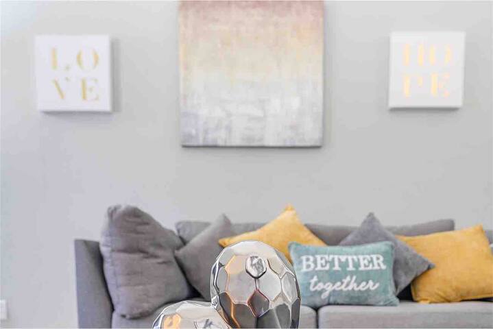 Luxurious Pool Home mins from Las Vegas Strip gallery image 5