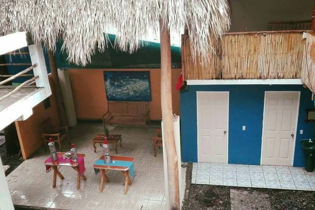 Baños comunes y área social del primer nivel
