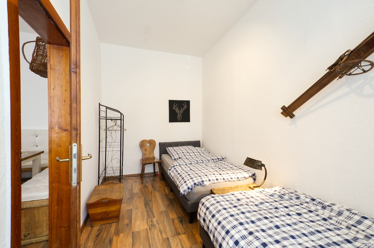 Спалня 3 с две единични легла 100x200