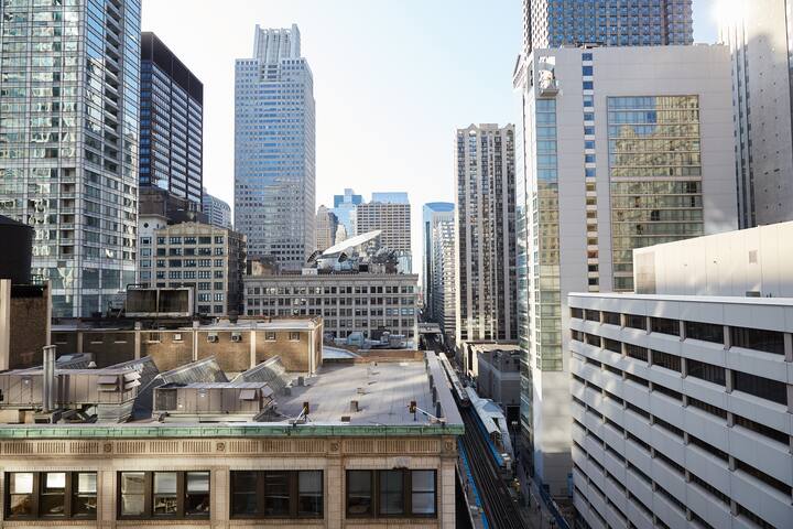 Stylish 4 Bedroom / 4 bath in the Loop | Sleeps 12 gallery image 3