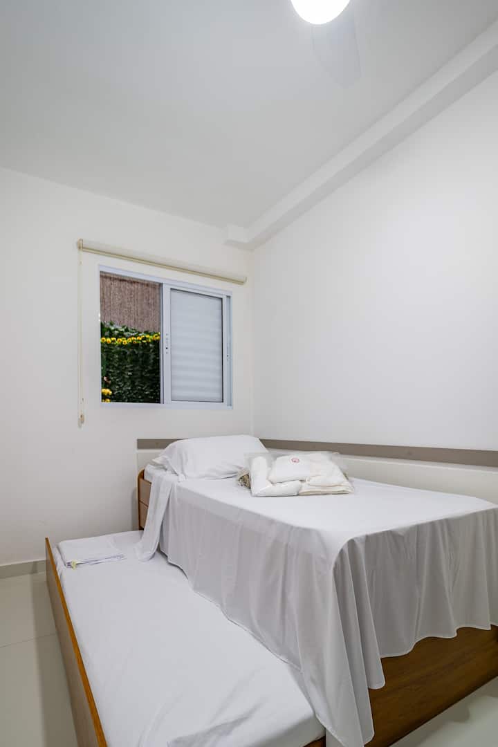 ダブルベッドを備えたシングルルーム。 