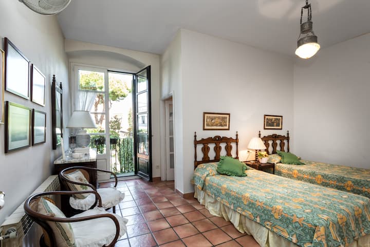 Habitación doble con lavabo privado y salida a terraza