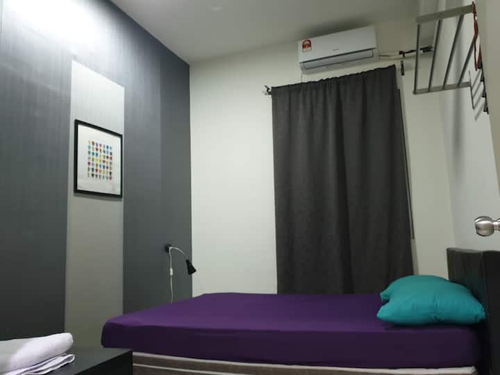 חדר שינה שלישי - 1 מיטות קווין סייז, מיזוג אוויר ומאוורר תקרה