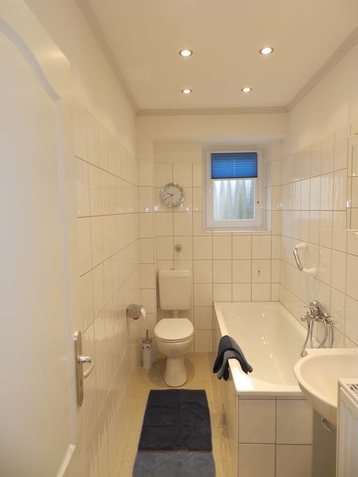 Badezimmer mit Fenster und Badewanne