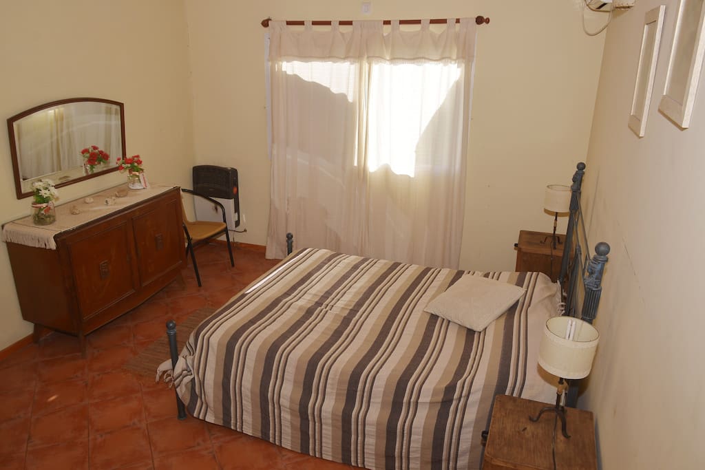 habitación principal en suite con estufa y aire acondicionado