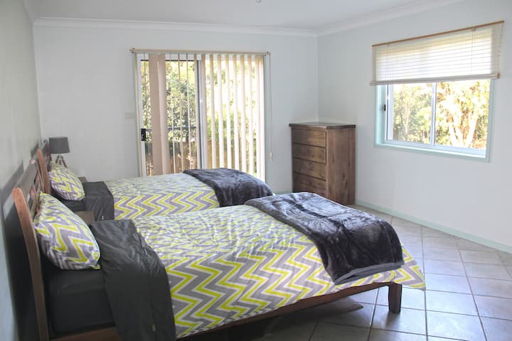 楼下：宽敞的2间加大双人床单人床卧室，可欣赏