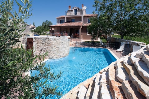 Villa with 5 bedrooms in village Cukrići
