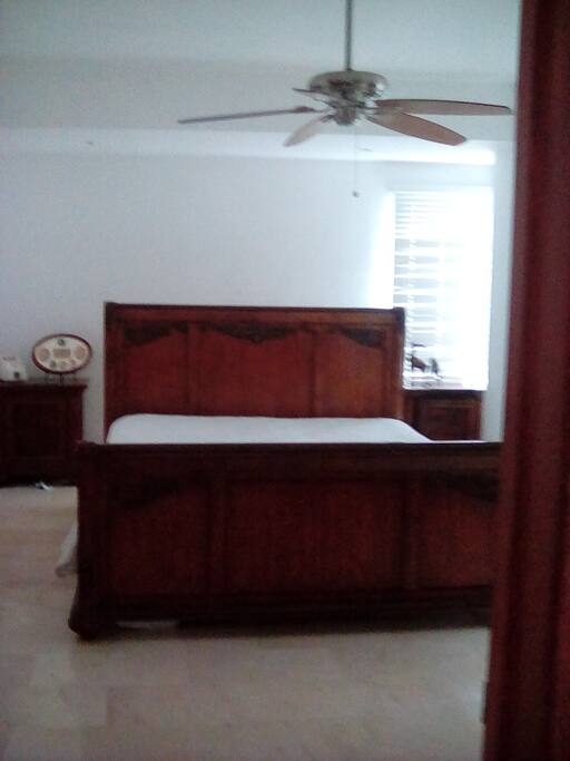 Habitación xl. Con baño y closet integrado y neverita.