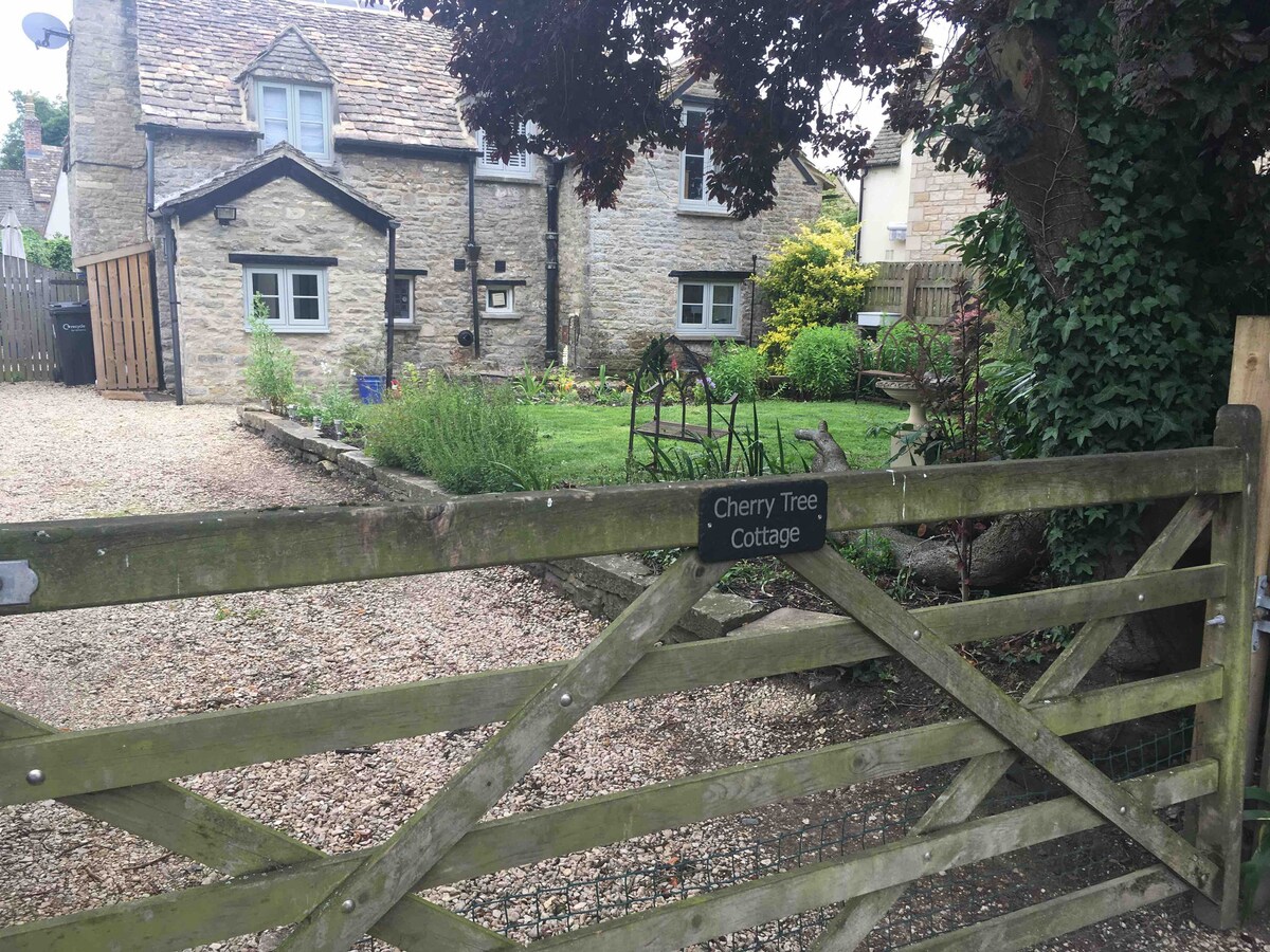 **Cotswold Stone 2 BR Cottage w/parking and garden Cottages for Rent