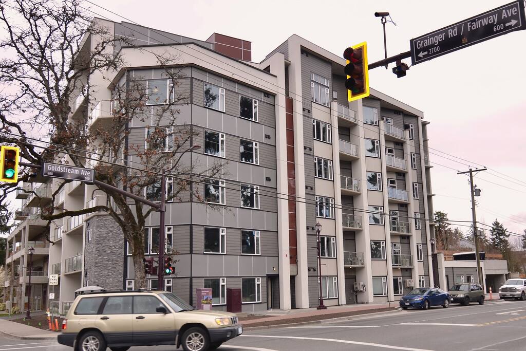 590 Goldstream