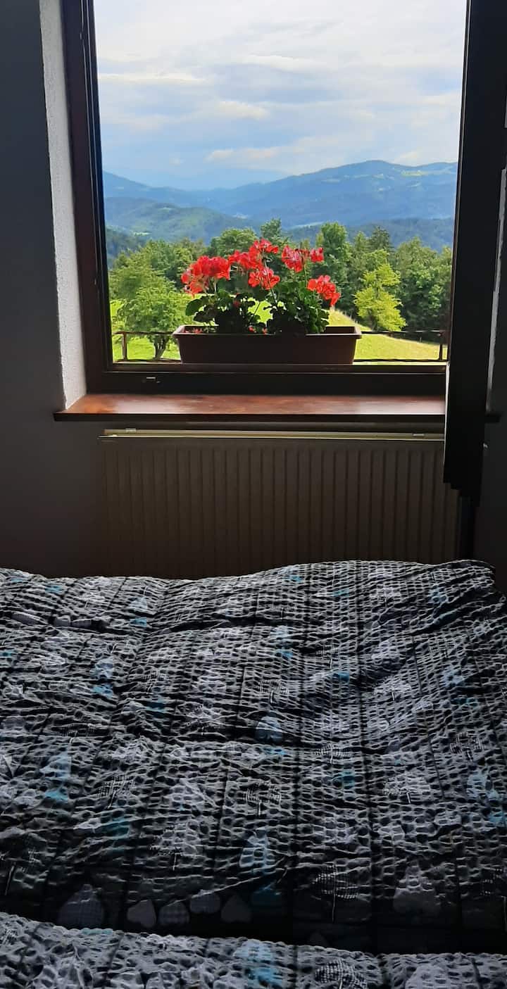 มองผ่านหน้าต่างห้องนอน คุณจะสามารถชมพระอาทิตย์ขึ้นและภูเขายามเช้า