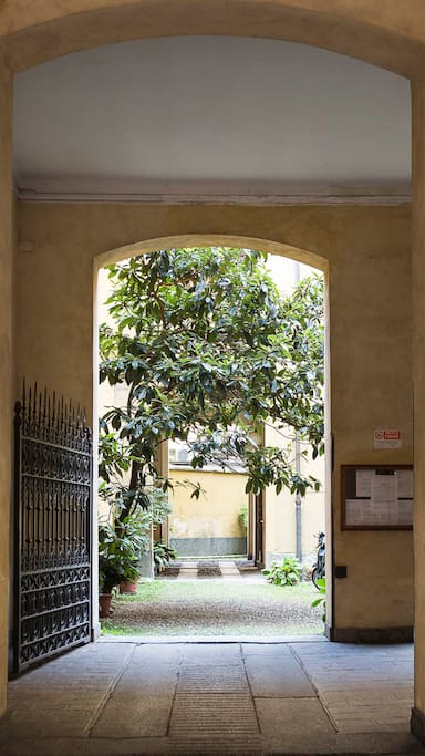 L'ingresso di pregio, con giardino interno.