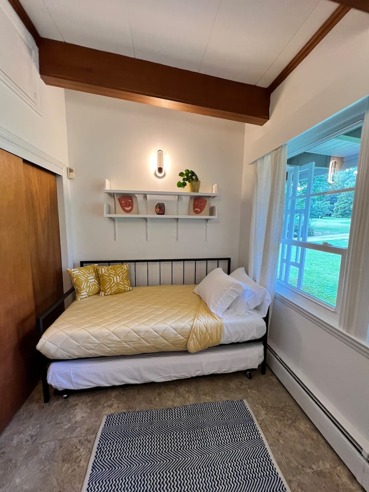 חדר שינה קטן עם מיטה זוגית.  חדר רחצה עם שירותים פרטיים בסוויטה.  