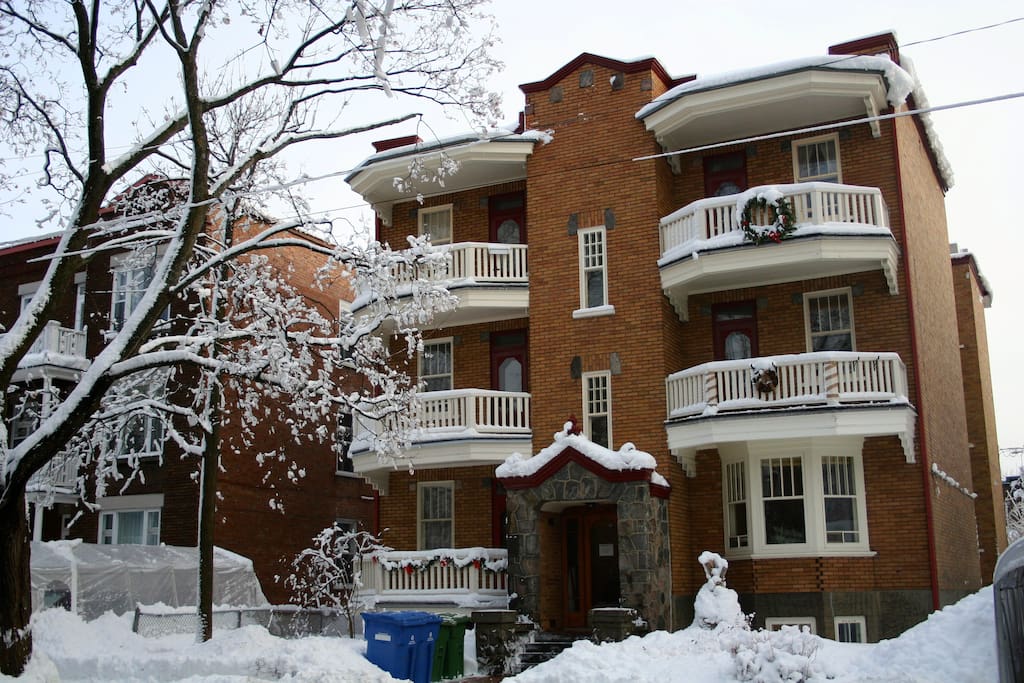 Un quartier central, vert et paisible. A green and quiet neighborhood centrally located.
