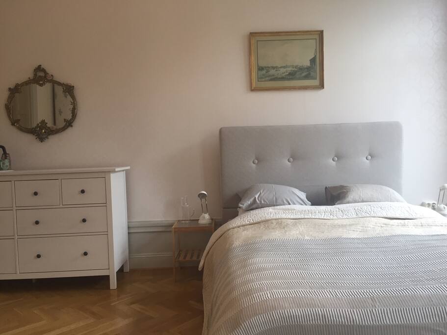 35 square meter room with duoublebed, sitting group and open fireplace.