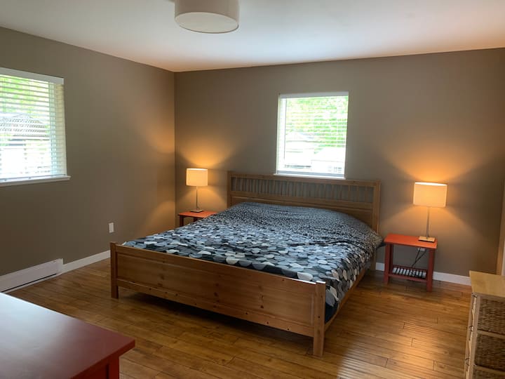 主卧室配备一张2米宽双人床和全套卫生间