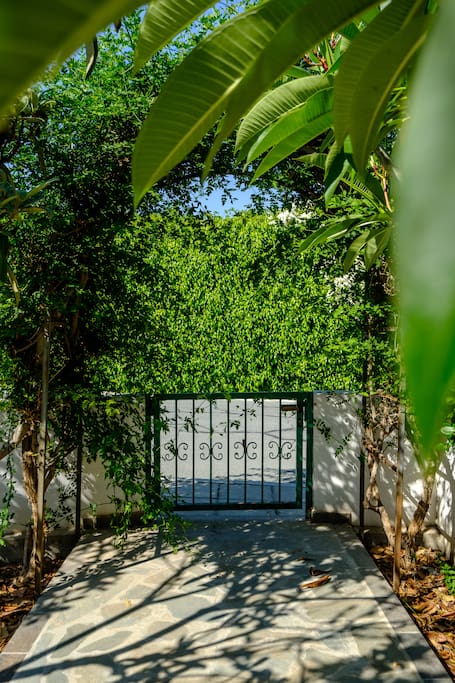 Open the gates to the perfect holiday relaxation... Welcome to our Sunshine House I Governors Beach