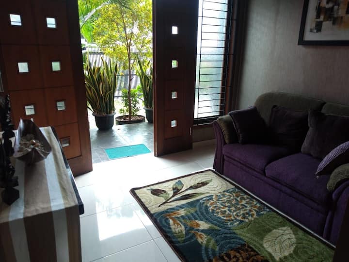 ประตูทางเข้าและห้องนั่งเล่น