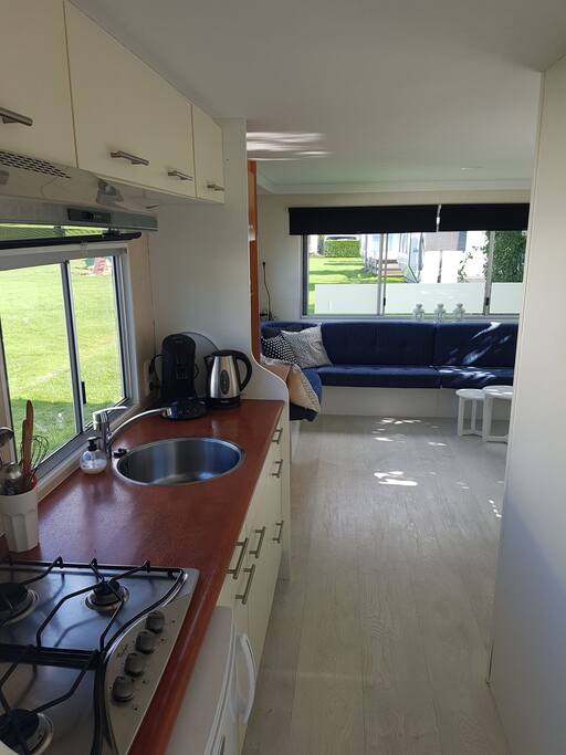 In de keuken tref je een Senseo, waterkoker, 4 pits gasstel en een koelkast met vriesvak