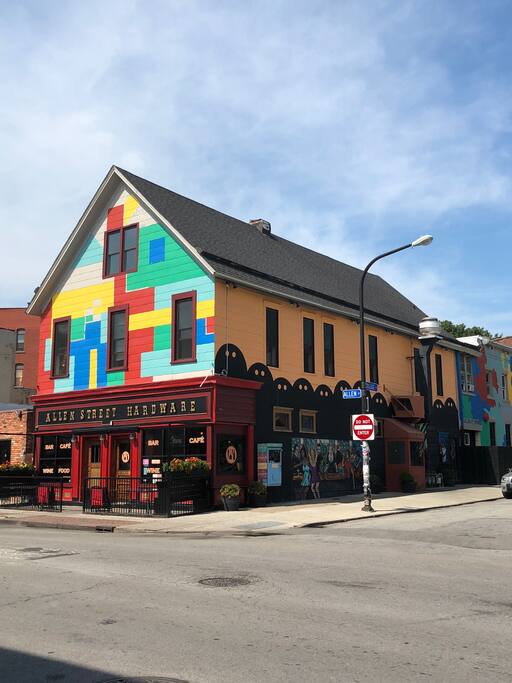 Restaurant/bar 1 minute walk away