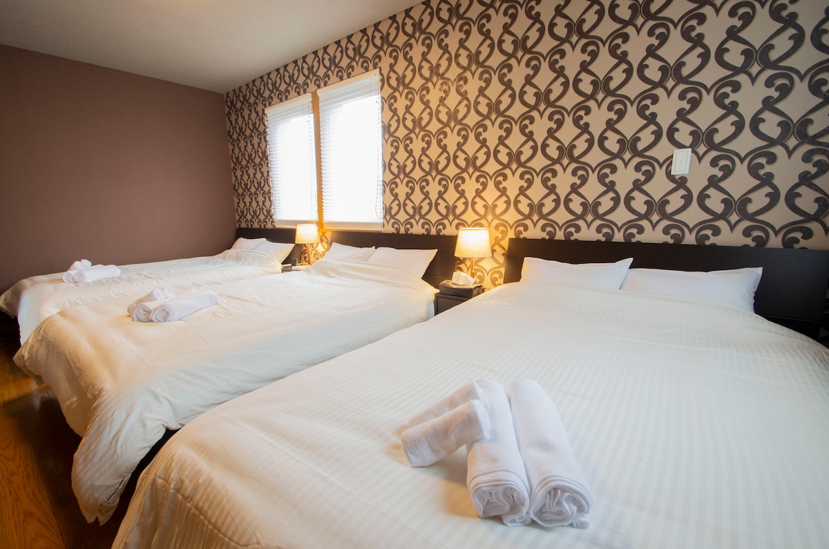 Лечебна спалня, заобиколена от елегантни и високо проектирани тапети. Чаршафите са подготвени за чистота, така че можете да заспите уверено.