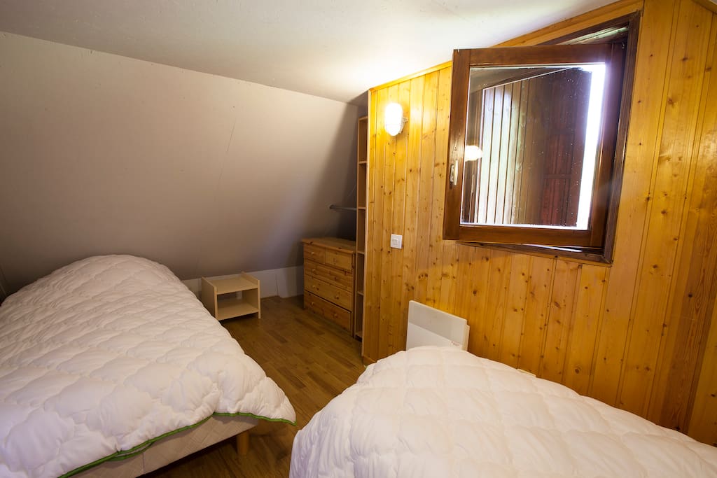 Chambre étage du chalet 6 personnes