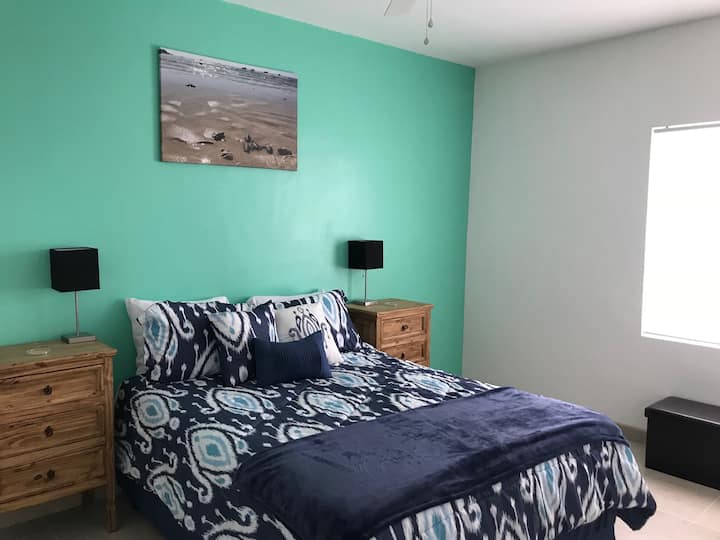 Quarto de hóspedes com armário espaçoso!