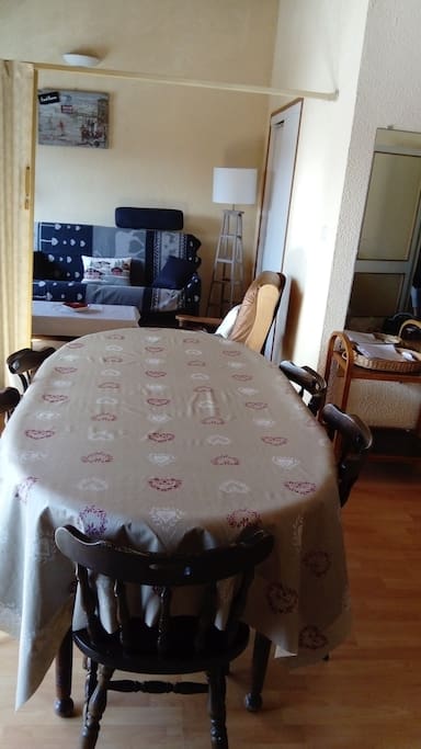 La table de salle à manger conviviale pour 8 personnes.