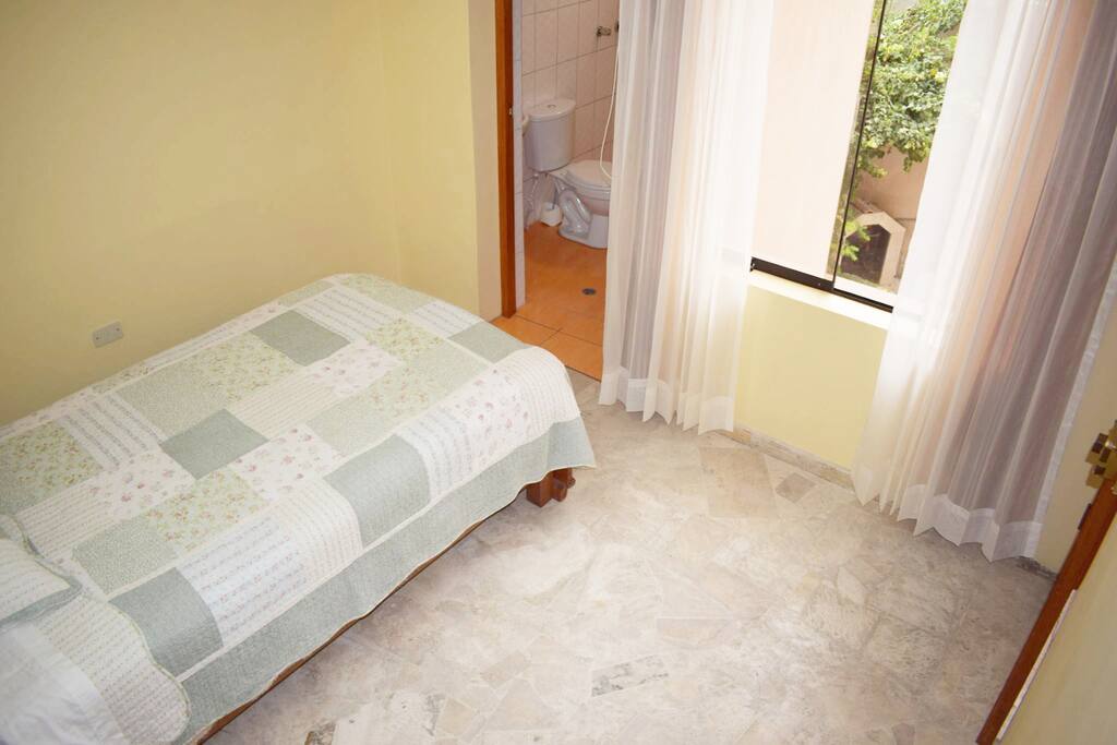 Habitación cómoda e ilumindada (2do piso)