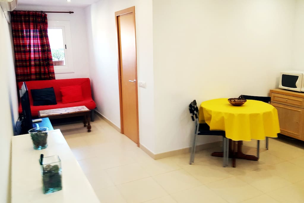 Salón y sofa cama al fondo