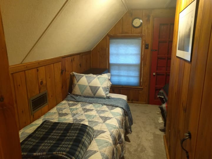 ห้องนอนเตียงคู่ชั้นบน - เตียง 1