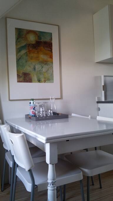 De eettafel met 4 stoelen