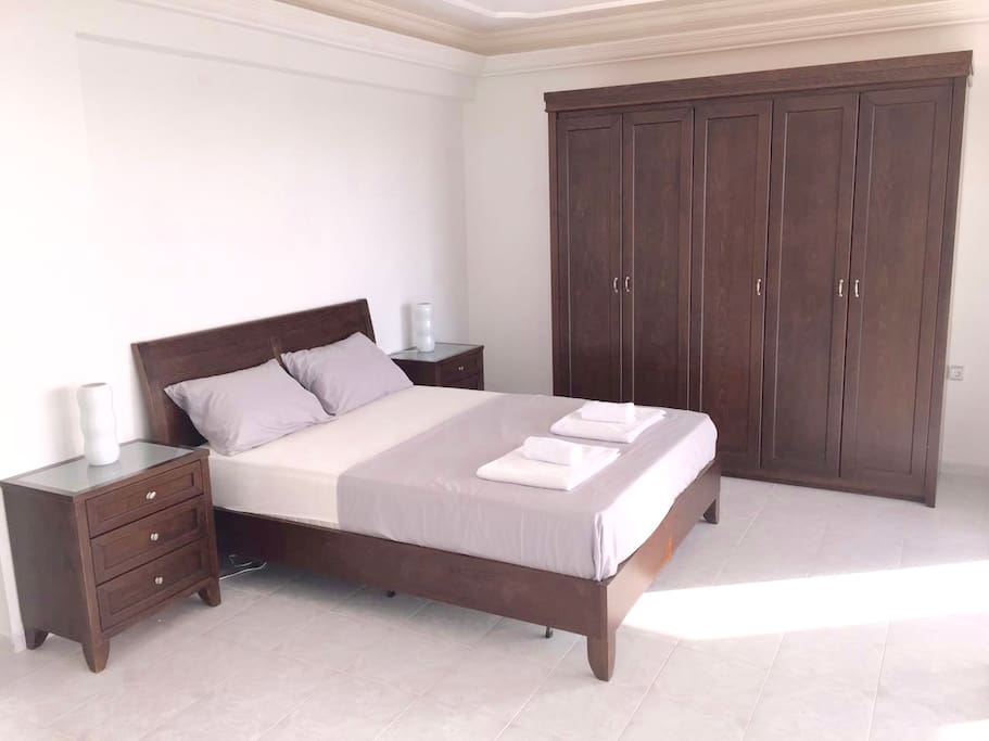 Großes Zimmer mit Bad en Suite und eigener Terrasse mit Blick auf das Meer