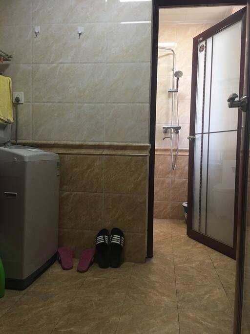洗漱间和厕所 laundry, shower and toilet