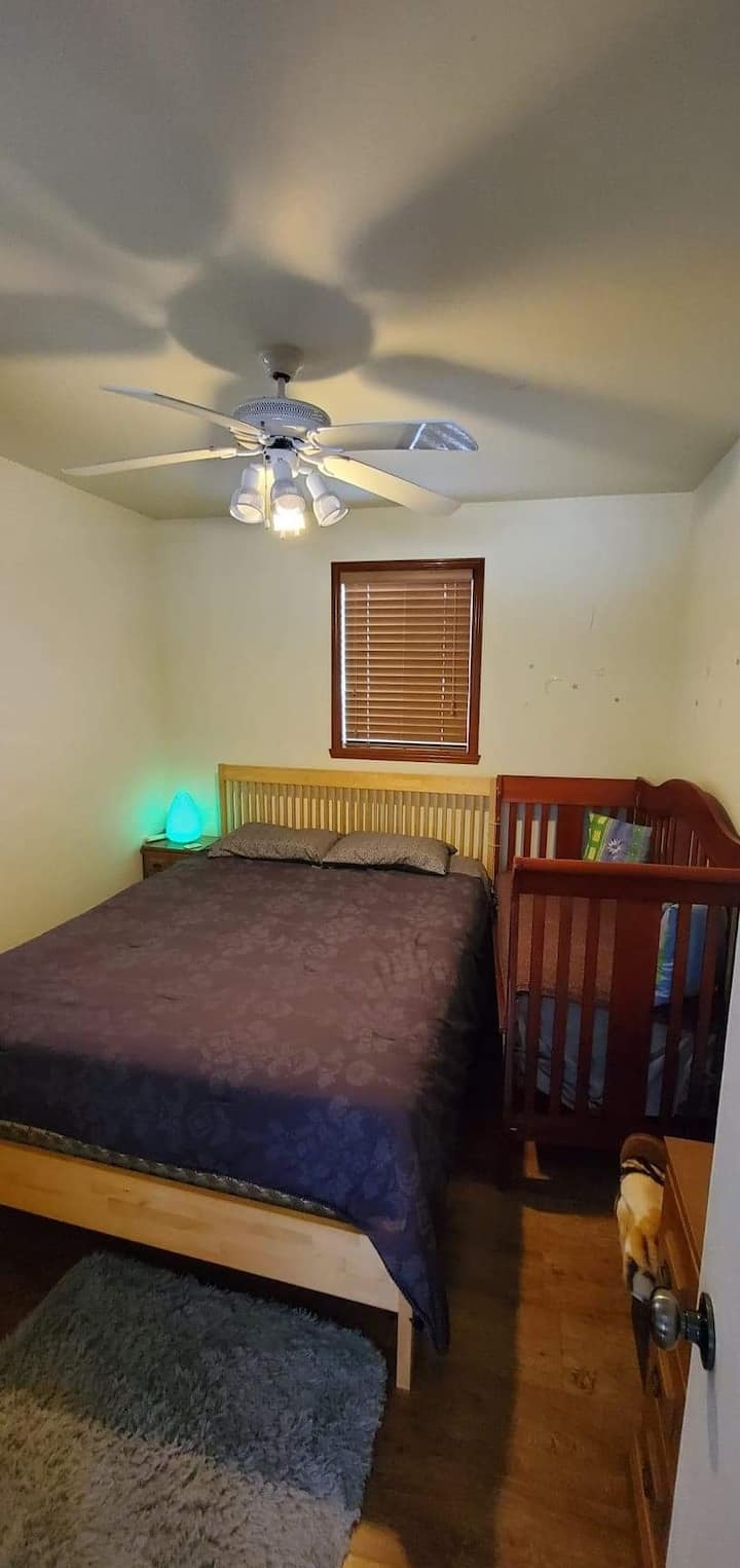 Спалня с двойно легло, детско креватче. 