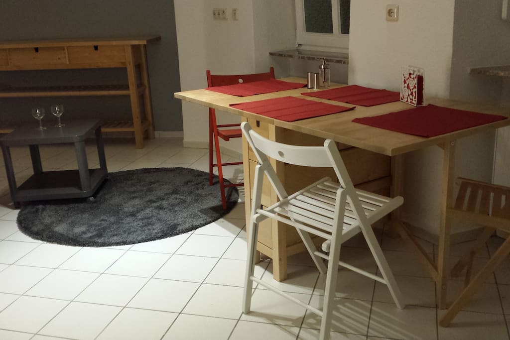 Tisch aufgestellt