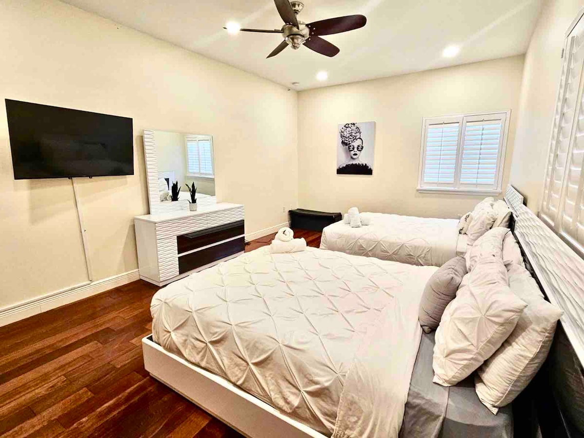 带两张大床的卧室 