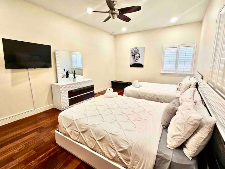 غرفة نوم بسريرين بحجم كبير 