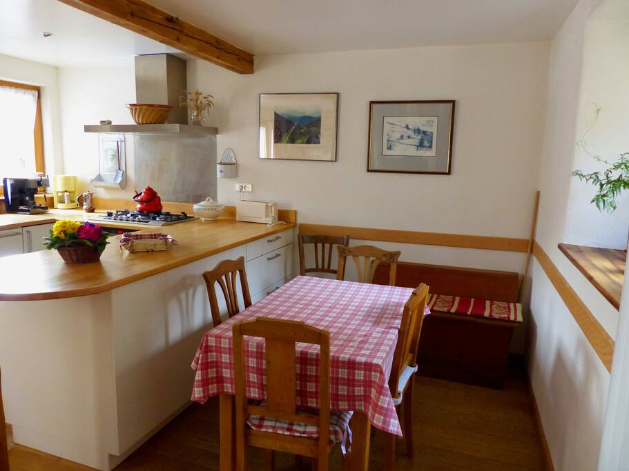 cuisine côté droit avec coin repas
