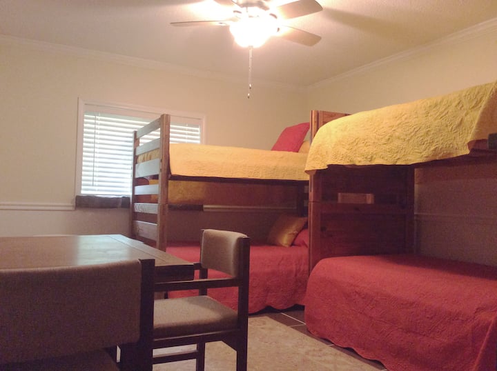 Patrová izba so štyrmi lôžkami.