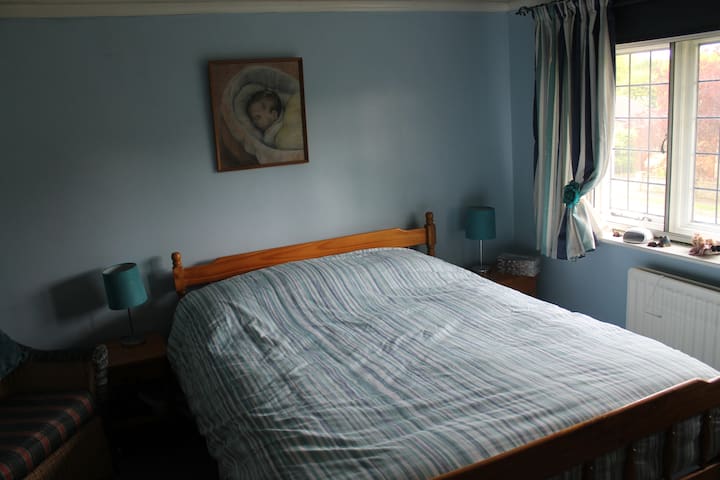 Double room in family house very close to Gatwick.
