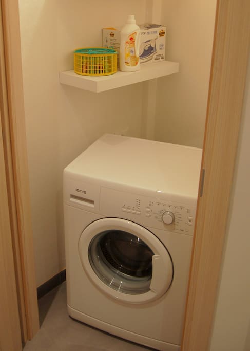 Zona lavanderia / Washing machine closet