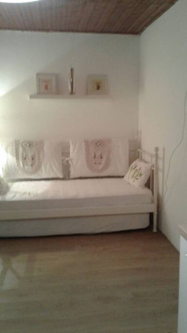living room with a sofa single bed (soggiorno con divanoletto singolo)