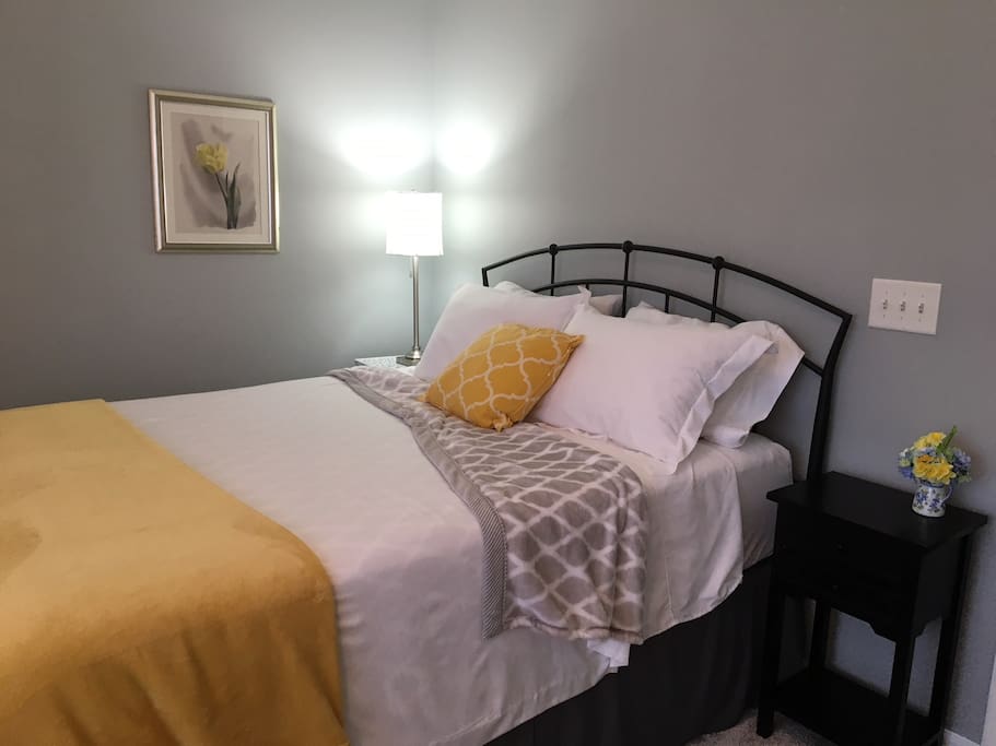 Cozy bed (new mattress)
