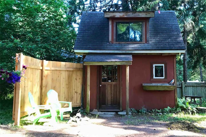Tiny Gabriola Cozy Cabin